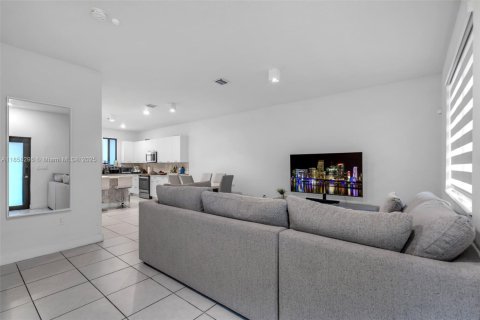 Townhouse in Doral, Florida 3 bedrooms, 179.21 sq.m. № 1893332 - photo 4