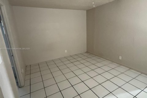 Снять в аренду виллу или дом в Форт-Лодердейл, Флорида 2 спальни, 125.42м2, № 1959444 - фото 15