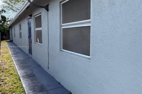 Снять в аренду виллу или дом в Форт-Лодердейл, Флорида 2 спальни, 125.42м2, № 1959444 - фото 4