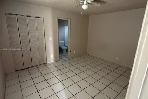 Снять в аренду виллу или дом в Форт-Лодердейл, Флорида 2 спальни, 125.42м2, № 1959444 - фото 12