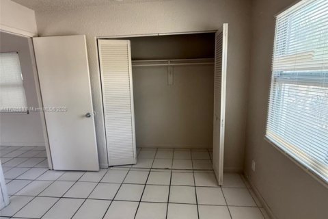 Снять в аренду виллу или дом в Форт-Лодердейл, Флорида 2 спальни, 125.42м2, № 1959444 - фото 9