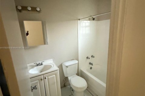 Снять в аренду виллу или дом в Форт-Лодердейл, Флорида 2 спальни, 125.42м2, № 1959444 - фото 13