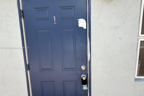 Снять в аренду виллу или дом в Форт-Лодердейл, Флорида 2 спальни, 125.42м2, № 1959444 - фото 5