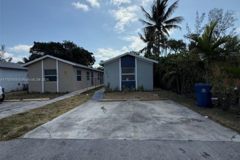 Снять в аренду виллу или дом в Форт-Лодердейл, Флорида 2 спальни, 125.42м2, № 1959444 - фото 1