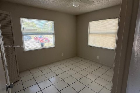 Снять в аренду виллу или дом в Форт-Лодердейл, Флорида 2 спальни, 125.42м2, № 1959444 - фото 8