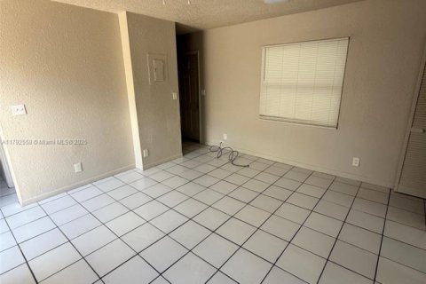 Снять в аренду виллу или дом в Форт-Лодердейл, Флорида 2 спальни, 125.42м2, № 1959444 - фото 17