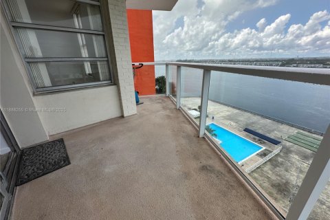 Condo in Miami, Florida, 2 bedrooms  № 1942260 - photo 11
