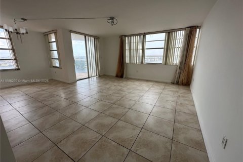 Condo in Miami, Florida, 2 bedrooms  № 1942260 - photo 9