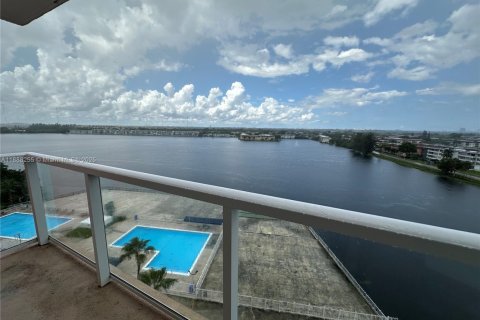 Condo in Miami, Florida, 2 bedrooms  № 1942260 - photo 4