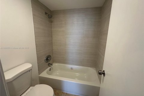 Condo in Miami, Florida, 2 bedrooms  № 1942260 - photo 3