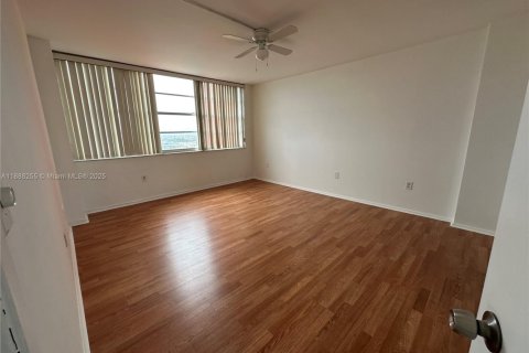 Condo in Miami, Florida, 2 bedrooms  № 1942260 - photo 2