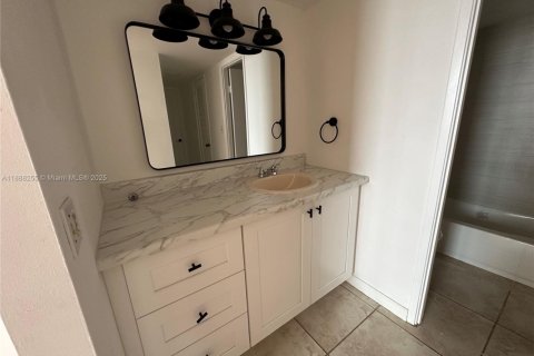 Condo in Miami, Florida, 2 bedrooms  № 1942260 - photo 7