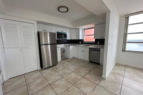 Condo in Miami, Florida, 2 bedrooms  № 1942260 - photo 13