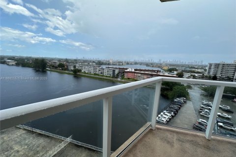 Condo in Miami, Florida, 2 bedrooms  № 1942260 - photo 10