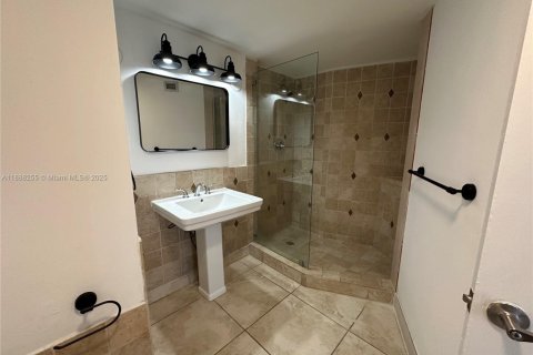 Condo in Miami, Florida, 2 bedrooms  № 1942260 - photo 12