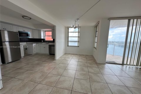Condo in Miami, Florida, 2 bedrooms  № 1942260 - photo 1