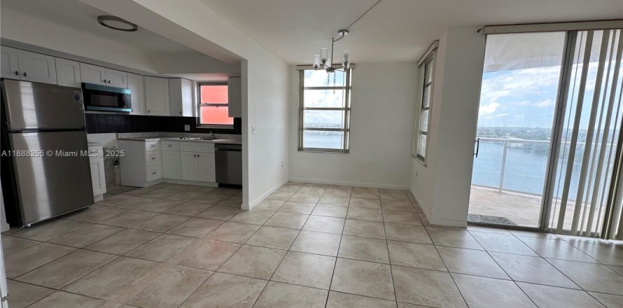 Condo in Miami, Florida, 2 bedrooms № 1942260