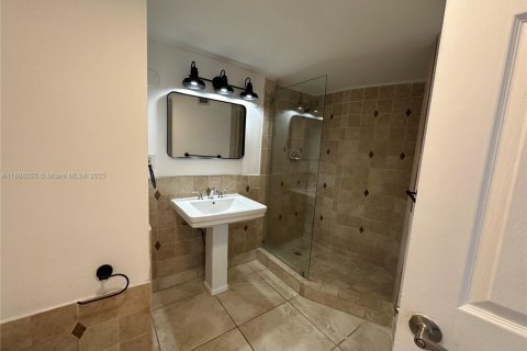 Condo in Miami, Florida, 2 bedrooms  № 1942260 - photo 5