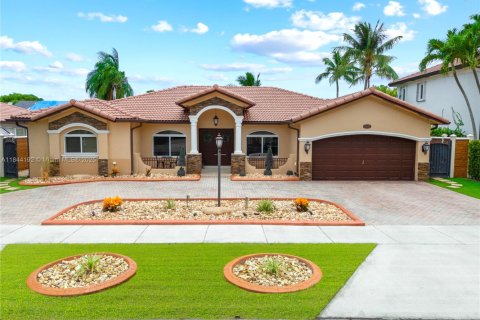 House in Miami, Florida 4 bedrooms, 203.18 sq.m. № 1839572 - photo 1