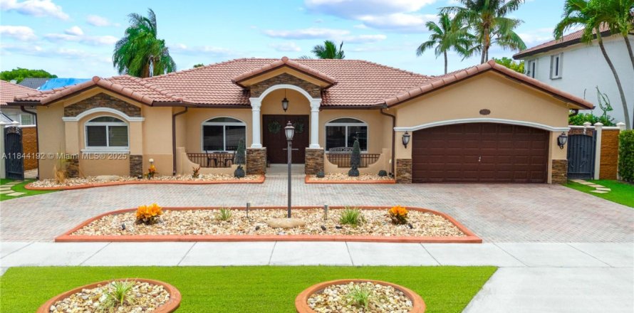 House in Miami, Florida 4 bedrooms, 203.18 sq.m. № 1839572