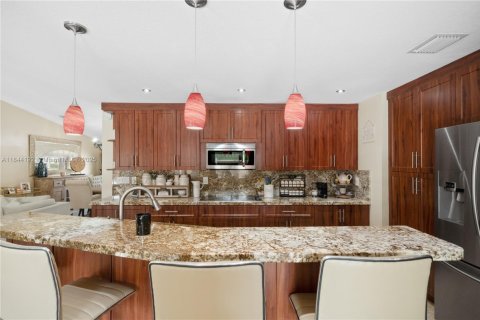 House in Miami, Florida 4 bedrooms, 203.18 sq.m. № 1839572 - photo 13