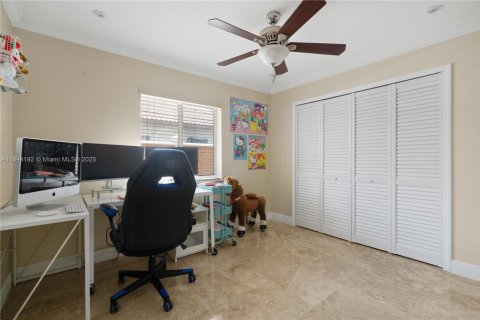 House in Miami, Florida 4 bedrooms, 203.18 sq.m. № 1839572 - photo 23