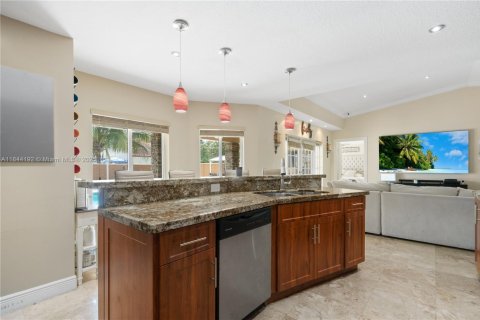 House in Miami, Florida 4 bedrooms, 203.18 sq.m. № 1839572 - photo 12