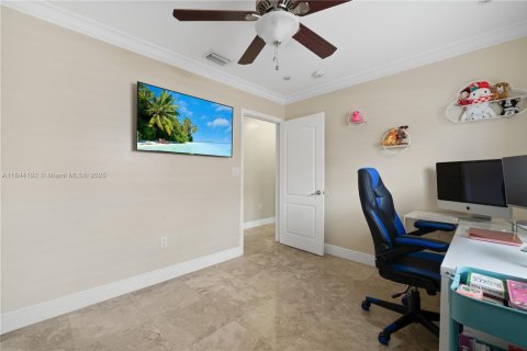 House in Miami, Florida 4 bedrooms, 203.18 sq.m. № 1839572 - photo 22