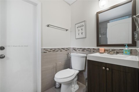 House in Miami, Florida 4 bedrooms, 203.18 sq.m. № 1839572 - photo 29