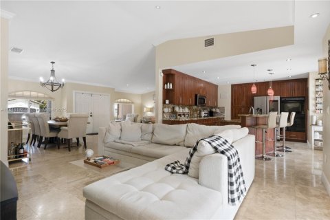 House in Miami, Florida 4 bedrooms, 203.18 sq.m. № 1839572 - photo 8