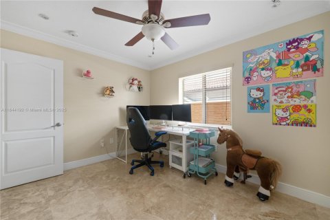 House in Miami, Florida 4 bedrooms, 203.18 sq.m. № 1839572 - photo 24
