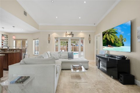 House in Miami, Florida 4 bedrooms, 203.18 sq.m. № 1839572 - photo 5
