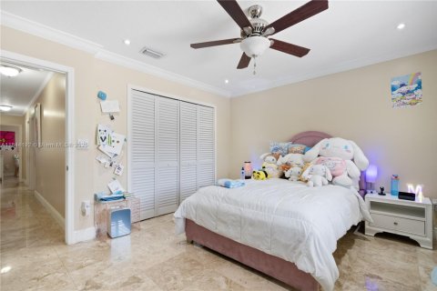 House in Miami, Florida 4 bedrooms, 203.18 sq.m. № 1839572 - photo 27