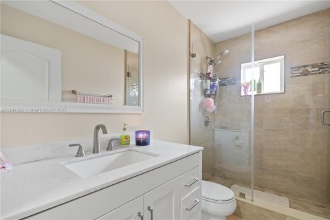 House in Miami, Florida 4 bedrooms, 203.18 sq.m. № 1839572 - photo 25