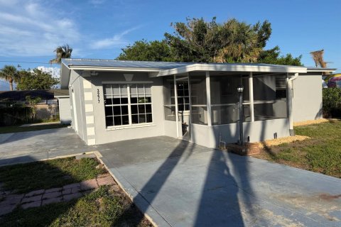 House in Stuart, Florida 2 bedrooms, 91.42 sq.m. № 2086922 - photo 3