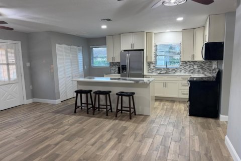 House in Stuart, Florida 2 bedrooms, 91.42 sq.m. № 2086922 - photo 10