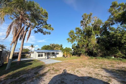 House in Stuart, Florida 2 bedrooms, 91.42 sq.m. № 2086922