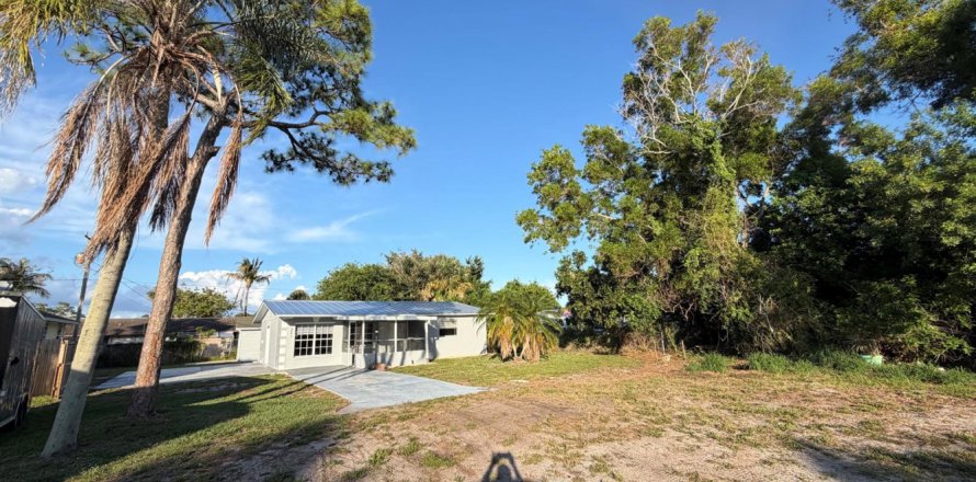 House in Stuart, Florida 2 bedrooms, 91.42 sq.m. № 2086922