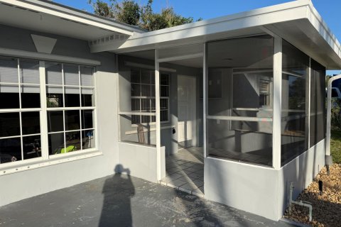 House in Stuart, Florida 2 bedrooms, 91.42 sq.m. № 2086922 - photo 4