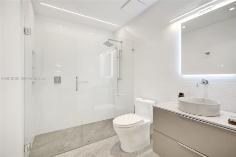 House in Miami, Florida 4 bedrooms, 265.98 sq.m. № 2241577 - photo 17