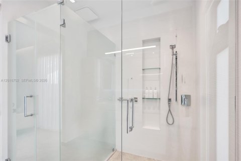 House in Miami, Florida 4 bedrooms, 265.98 sq.m. № 2241577 - photo 22