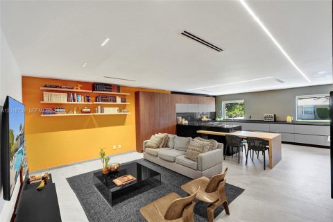 House in Miami, Florida 4 bedrooms, 265.98 sq.m. № 2241577 - photo 2