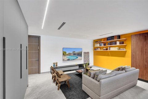 House in Miami, Florida 4 bedrooms, 265.98 sq.m. № 2241577 - photo 12