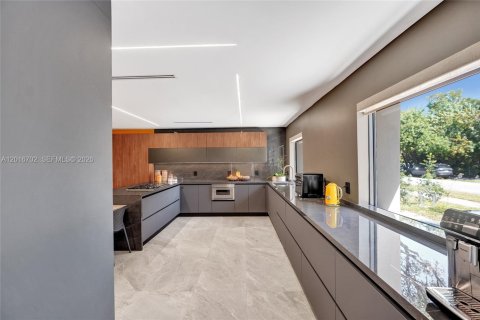House in Miami, Florida 4 bedrooms, 265.98 sq.m. № 2241577 - photo 14