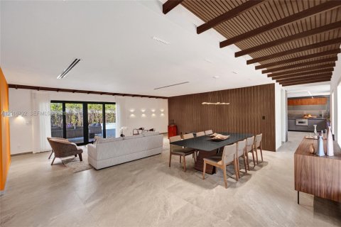 House in Miami, Florida 4 bedrooms, 265.98 sq.m. № 2241577 - photo 10