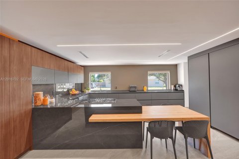 House in Miami, Florida 4 bedrooms, 265.98 sq.m. № 2241577