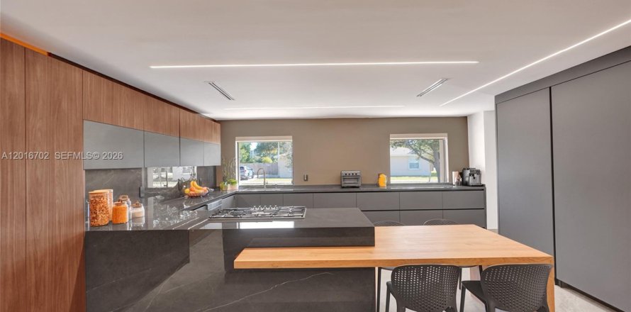 House in Miami, Florida 4 bedrooms, 265.98 sq.m. № 2241577