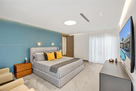House in Miami, Florida 4 bedrooms, 265.98 sq.m. № 2241577 - photo 19