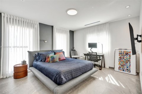 House in Miami, Florida 4 bedrooms, 265.98 sq.m. № 2241577 - photo 30