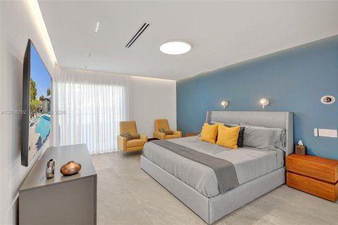 House in Miami, Florida 4 bedrooms, 265.98 sq.m. № 2241577 - photo 18